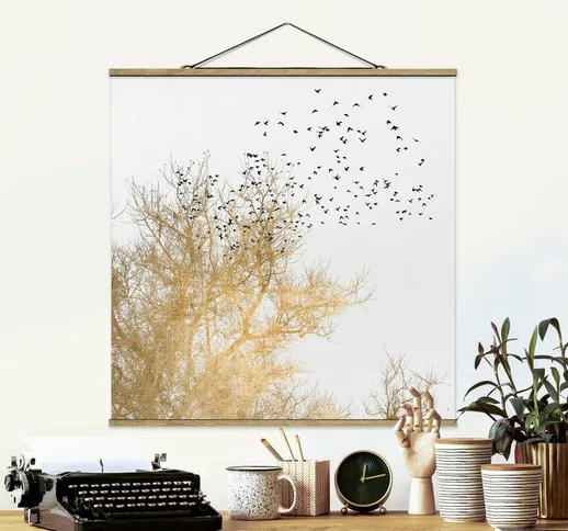 Foto su tessuto da parete con bastone - Stormo di uccelli davanti ad un albero dorato - Qu...