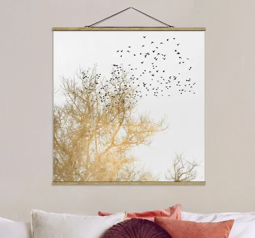 Foto su tessuto da parete con bastone - Stormo di uccelli davanti ad un albero dorato - Qu...