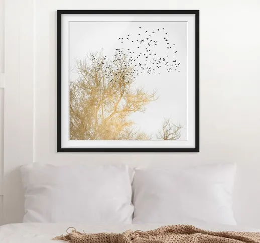 Poster con cornice - Stormo di uccelli davanti ad un albero dorato Dimensione H×L: 70cm x...