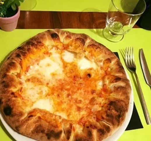 Menu pizza e bibita per 2 o 4 persone sul lungomare di Tirrenia al ristorante pizzeria Chi...