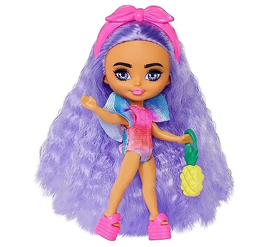 Barbie - Barbie Extra Mini Minis Fly, Mini Bambola Viaggiatrice con Look da Spiaggia, Cost...
