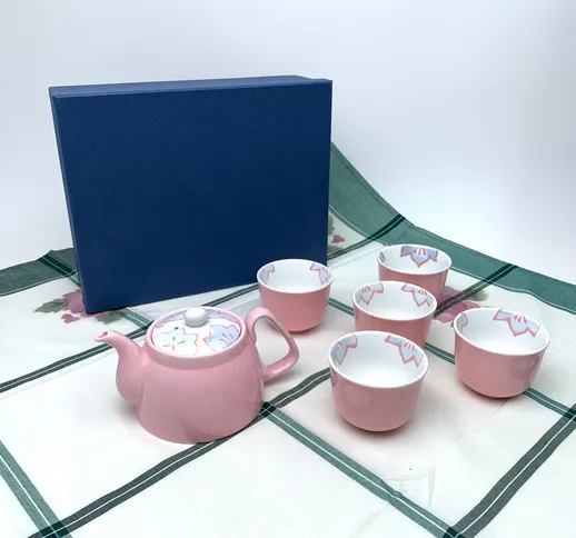 Un vaso e cinque tazze di fiori per bambini rosa giapponesi per il ricevimento a casa
