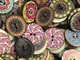 100 pezzi Classic Retro disco stampato Pulsanti Fiori in legno Pulsanti Europeo fai da te...