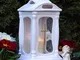 Lanterna funebre in ceramica bianca, 30,0 cm, con croce applicata sul vetro, decorazione c...