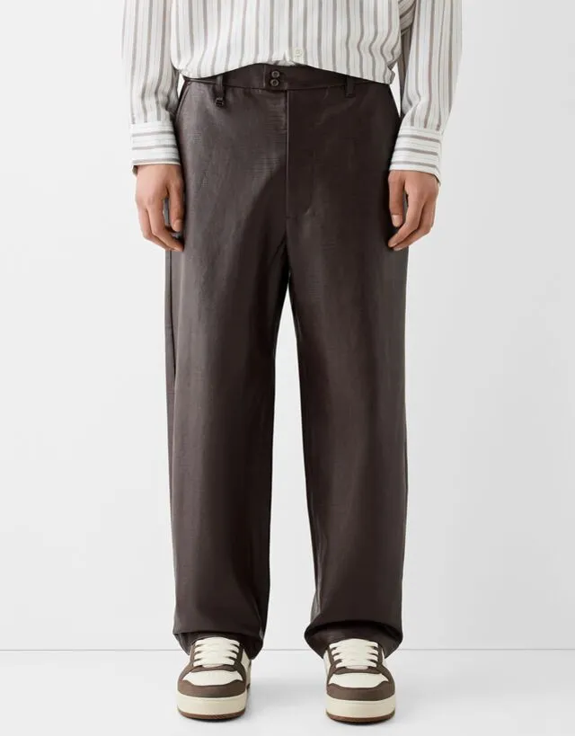 Bershka Pantaloni Effetto Pelle Uomo 50 (Eu 44) Marrone