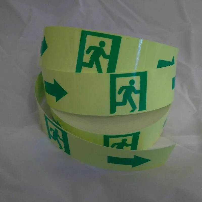 Stickerslab - Nastro uscita di emergenza in pvc adesivo luminescente 50mm x 2 Metri Misura - Frecce direzionali destra (50mm x 2 mt) 10 cartelli