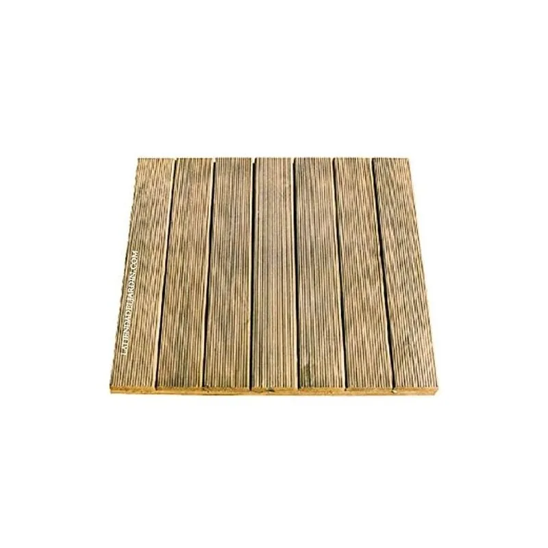 Piastrella dritta in legno di pino 50x50 cm e 32 mm, utilizzata in patii, terrazze o docce in piscina