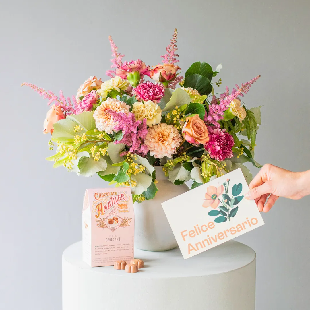 Fiori a Domicilio - Pack Anniversario: Bouquet Jaipur con Cioccolato e Bigli - 