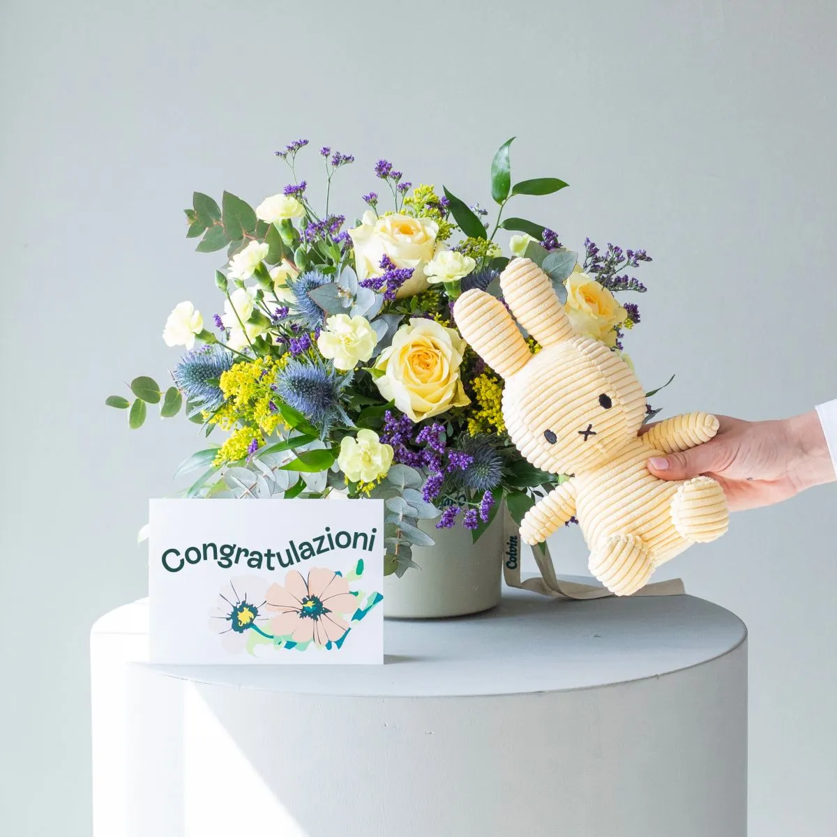 Fiori a Domicilio - Pack Baby: Composizione Bianca con Miffy e Biglietto - 