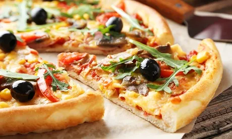 Menu pizza con antipasto, dolce e bibita per 2 o 4 persone al ristorante  (sconto fino a 55%)