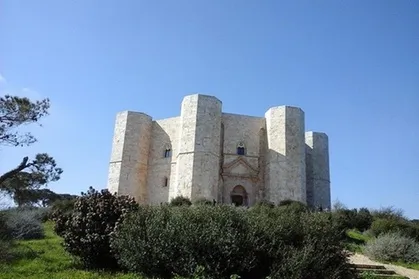 Tour di un giorno in Puglia: Bari, trulli di Alberobello, Castel del Monte e Sassi di Matera