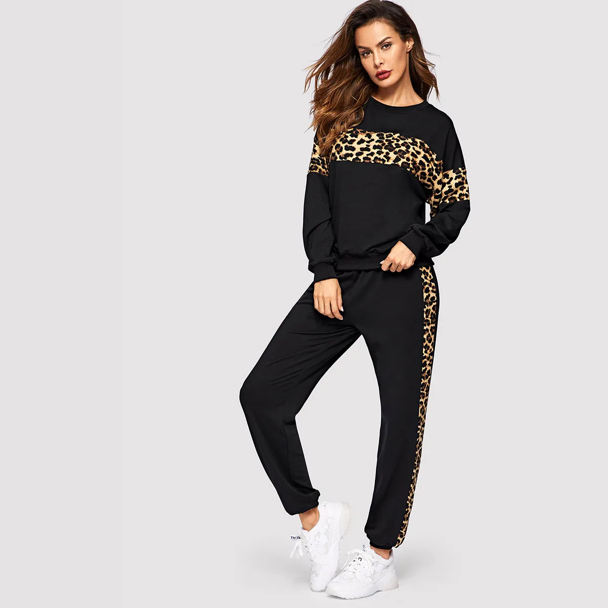 Set pullover leopardo con pantaloni sportivi