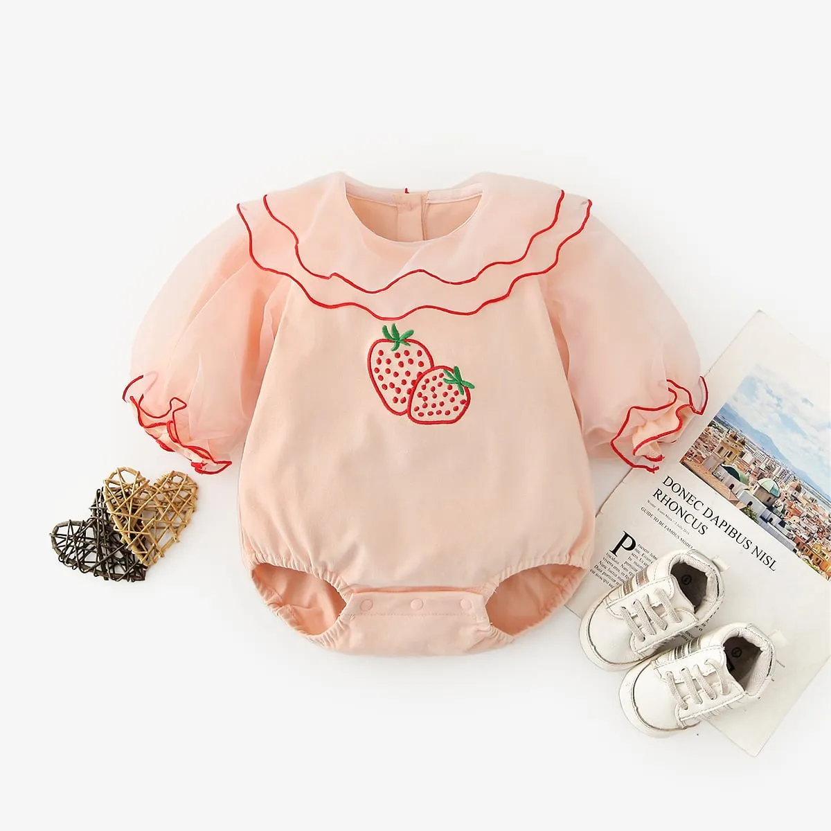 da neonata Body con ricamo fragola stratificato orlo di maglia bottone indietro