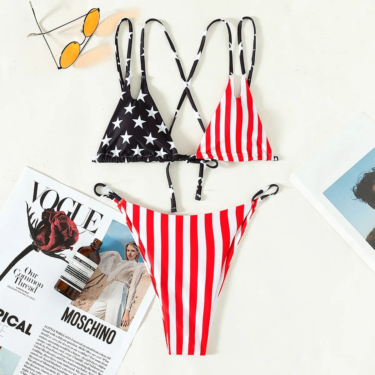 Costume da bagno triangolo con stampa di bandiera americana con perizoma