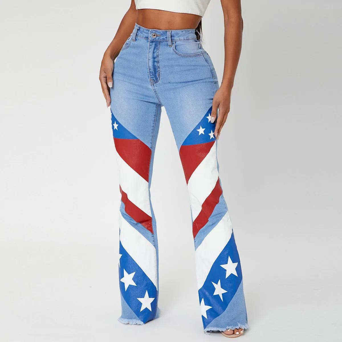 Jeans a gamba svasata con stampa bandiera americana con taglio grezzo