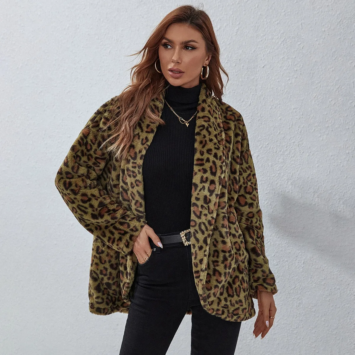 Cappotto con modello leopardo spalle cadenti