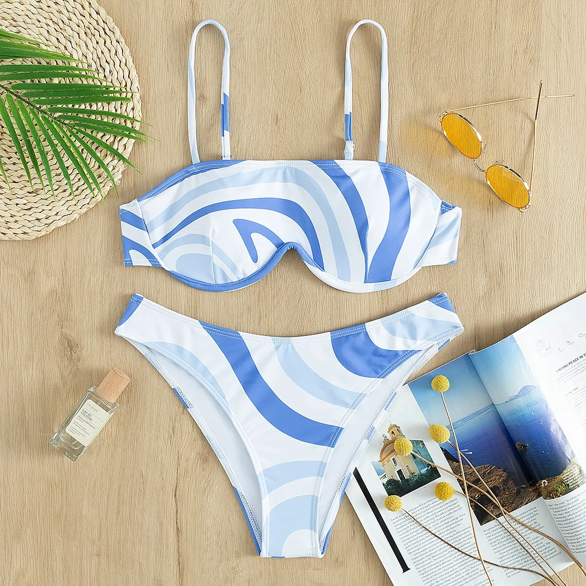 Costume da bagno bikini con ferretto astratto con stampa ondulata