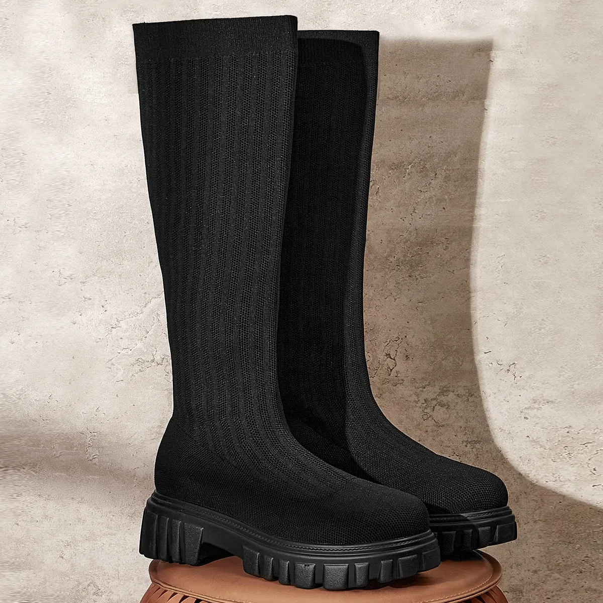 Stivali altezza ginocchio minimalista con dettaglio maglia