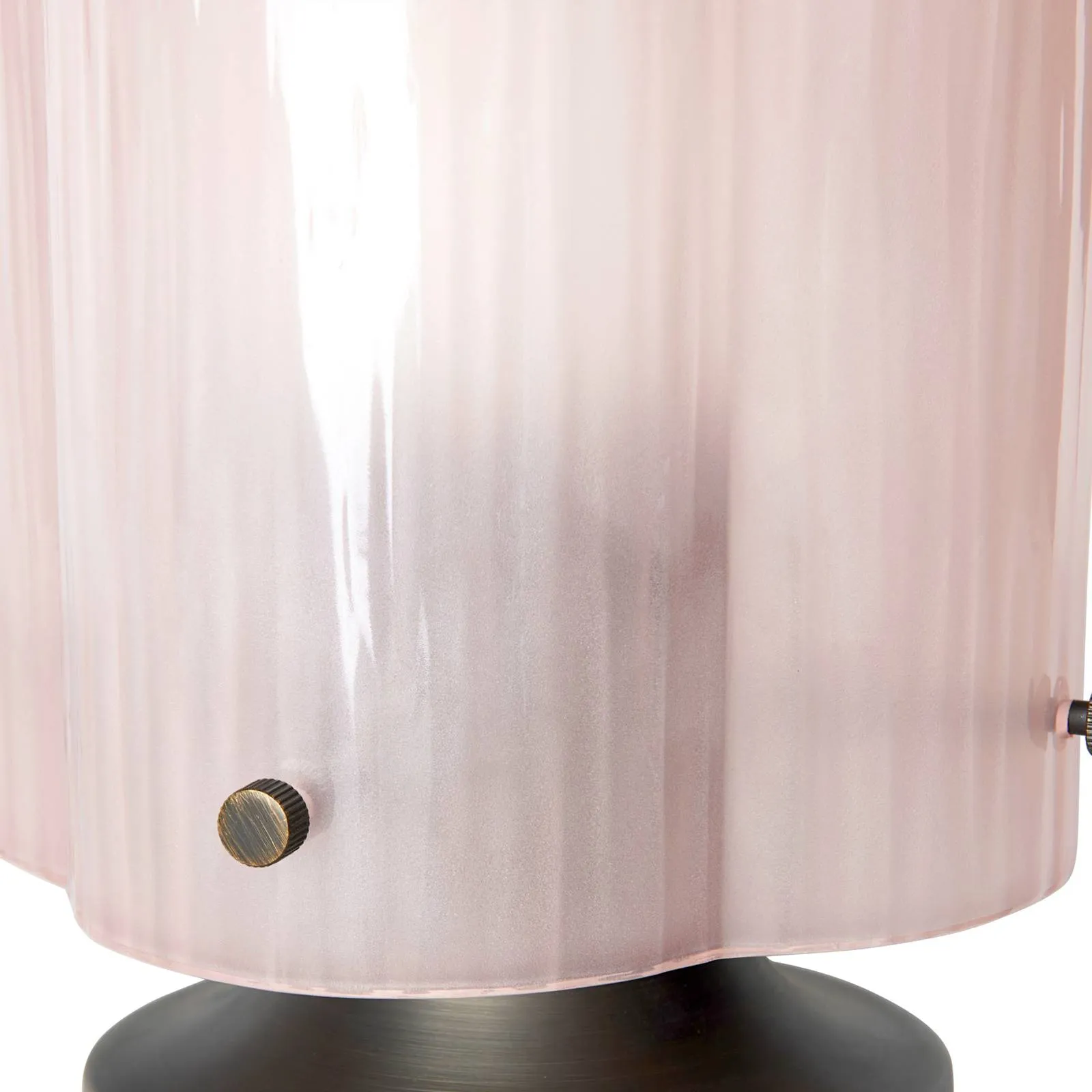 Lampada da tavolo Gubi Seine, ottone antico, vetro rosa corallo