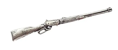 Spilla distintivo con fucile Winchester finemente realizzata artigianalmente in peltro solido nel Regno Unito