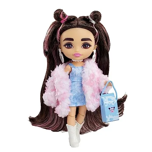 Barbie - Barbie Extra Minis Bambola con capelli castani abito di jeans con giacca in pelliccia sintetica vestiti e accessori, giocattolo per bambini 3+ Anni, HKP90