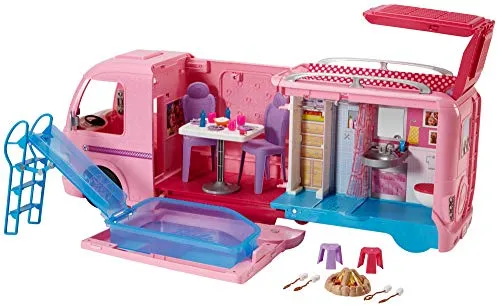 Barbie Camper Dei Sogni, Playset da Campeggio con Piscina, Spazio Gioco Aperto con Pulsante, Largo 60 cm, Regalo per Bambini 3 + Anni, Esclusivo Amazon