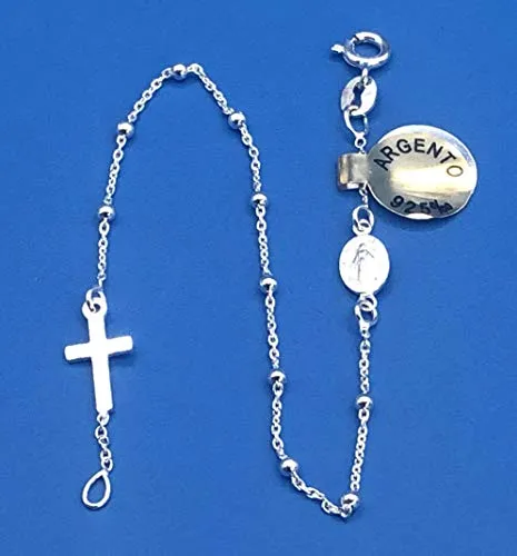 Braccialetto decina in argento primo titolo 18 cm; composto da 10 sfere lisce da 3 mm e da una medaglia della Madonna Miracolosa e di una croce argentata. Confezionato in scatola blu.