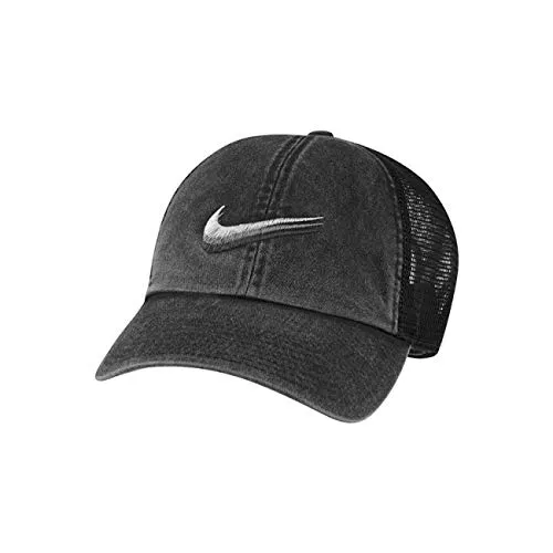 NIKE SWOOSH TRIPLICATO. Il cappello trucker Nike Sportswear, realizzato in twill di cotone délavé, presenta pannelli in mesh traspirante per morbidezza e freschezza. Il logo Swoosh ricamato a 3 str..