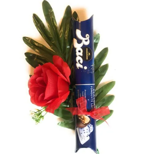 Italy Natale Baci Perugina Idea Regalo Confezione di Cioccolatini Decorata con Rosa Rossa artificiale - 87.5 gr