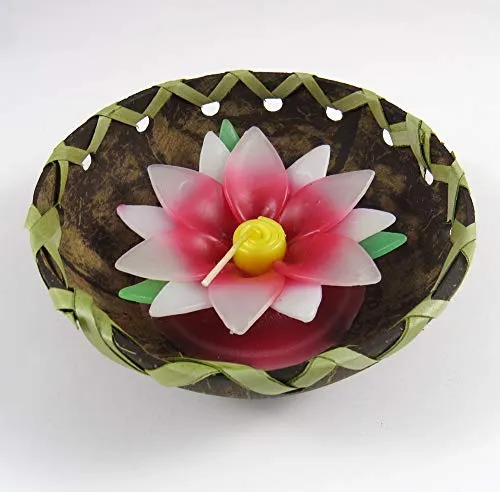 Candela profumata decorativa a forma di fiore di loto rosso in mezzo guscio di noce di cocco.