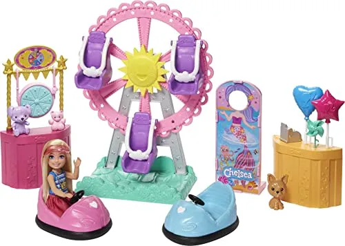 Barbie Playset Luna Park Club Chelsea e Bambola Chelsea Bionda con Abito, Ruota Panoramica, Macchinine da Autoscontro, Cucciolo e Accessori a Tema Parco Divertimenti, per Bambini 3+Anni, GHV82
