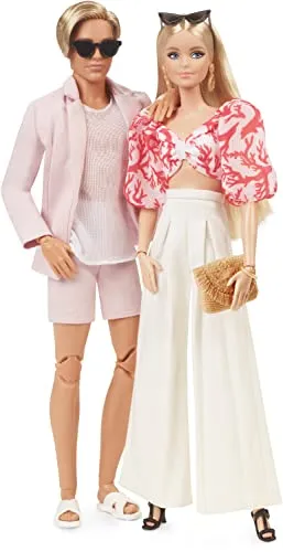 Barbie - Set @BarbieStyle Barbie e Ken, 2 bambole da collezione, vestiti con costumi da bagno da resort di lusso e accessori esclusivi per look alla moda, giocattolo per bambini. 6+ anni, HJW88