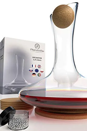 Decanter per Vino con Accessori (Tappo di Sughero, Perlina per Pulizia, Sottopentola e Sottobicchieri) 100% Fatto a Mano in Europa - Caraffa Senza Piombo - Aeratore Decantatore per Rosso