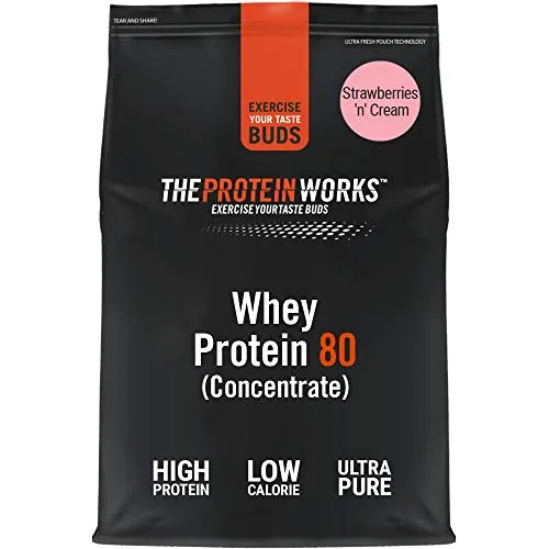 THE PROTEIN WORKS Proteine Whey 80 (Concentrate) In Polvere | 82% Di Proteine | Frullato Proteico Povero Di Zuccheri | Panna & Fragole | 1kg