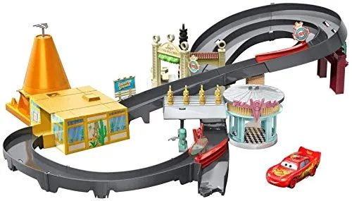 Disney Cars Playset, Pista Radiator Springs, Include Macchinina Saetta McQueen, Giocattolo per Bambini 4+ Anni, GGL47, Imballaggio Standard