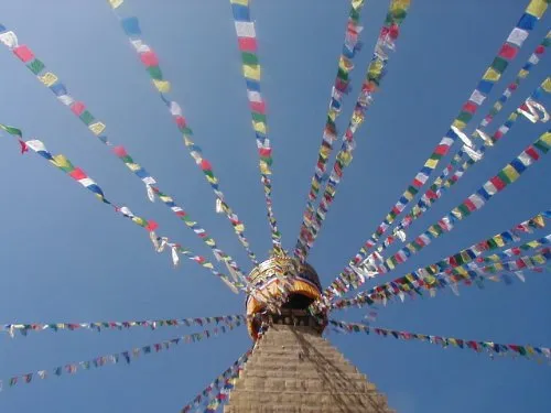 Grandi Fairtrade tibetane Bandiere di preghiera sulla lunga serie - 25 flags - lunghezza della stringa complessiva di circa 680 centimetri, ognuna misure bandiera circa 25 cm per 16 centimetri