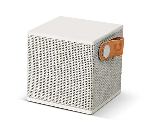 Fresh ’n Rebel Speaker Rockbox Cube Fabriq Edition, Altoparlante Bluetooth portatile 3W, mini cassa senza fili in tessuto, vivavoce integrato, Compatibilità Smartphone/Tablet/laptop e MP3, grigio chiaro (cloud)