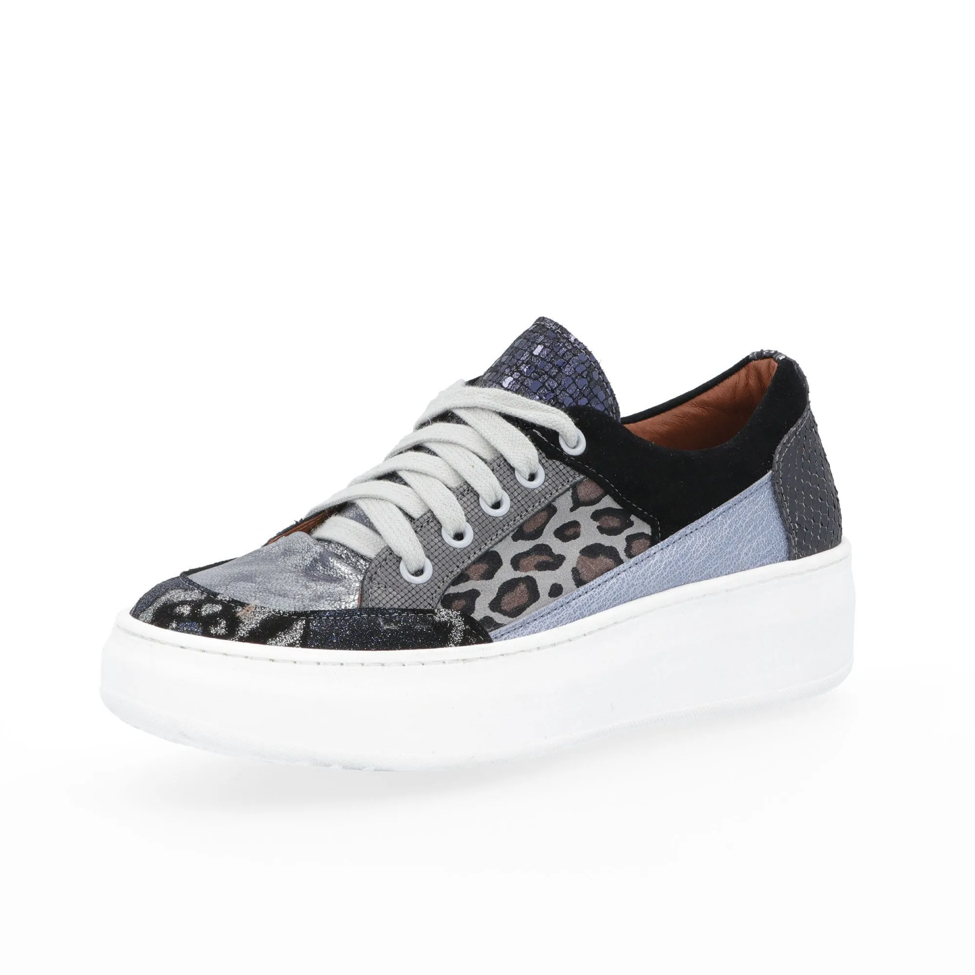 Sneaker in pelle con tomaia con inserti fantasia