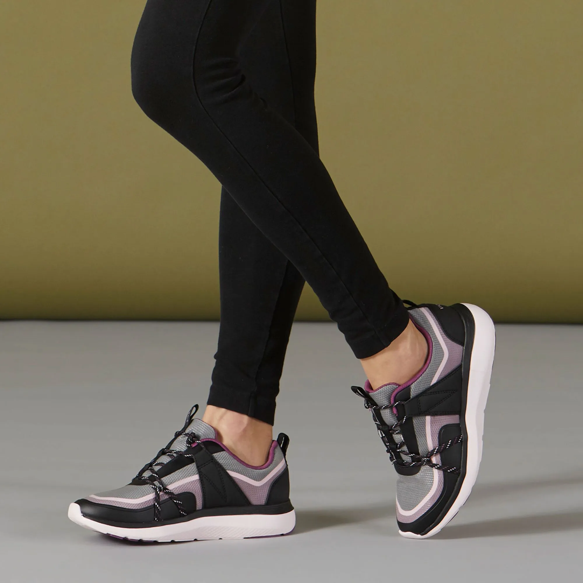 Sneaker in tessuto con lacci elastici e soletta ortotica