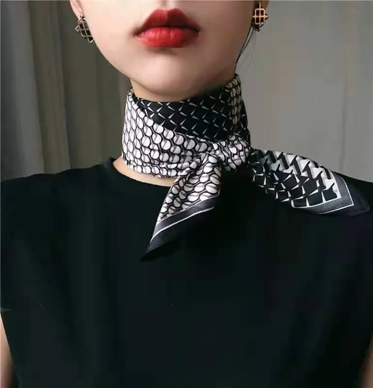 Nuova versione coreana del nuovo raso di seta stampato piccola sciarpa quadrata delle donne legato borsa tutto-fiammifero simulazione seta decorativa