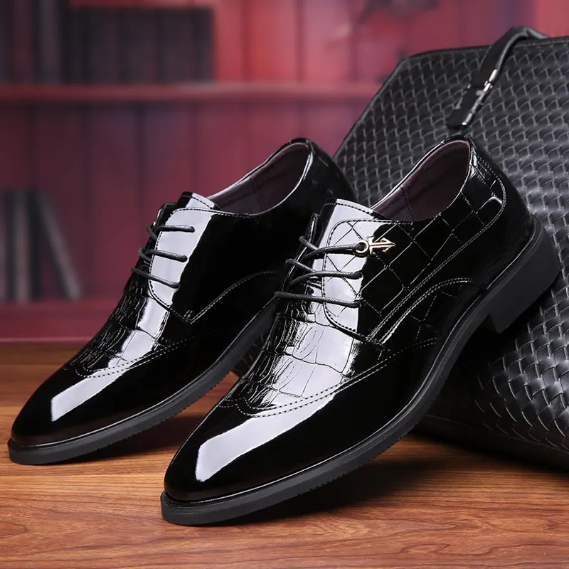 22 scarpe di cuoio nere dei nuovi uomini d'affari di moda britannici della molla