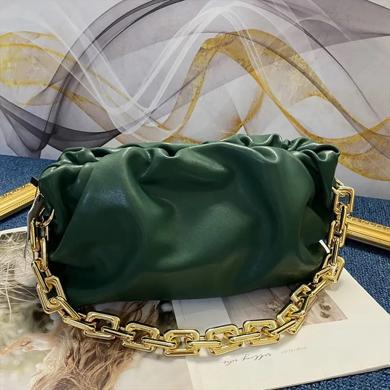 2021 primavera e l'estate nuova borsa a forma di nuvola con clip a catena spessa borsa femminile a tracolla in pelle bovina borsa da donna portatile