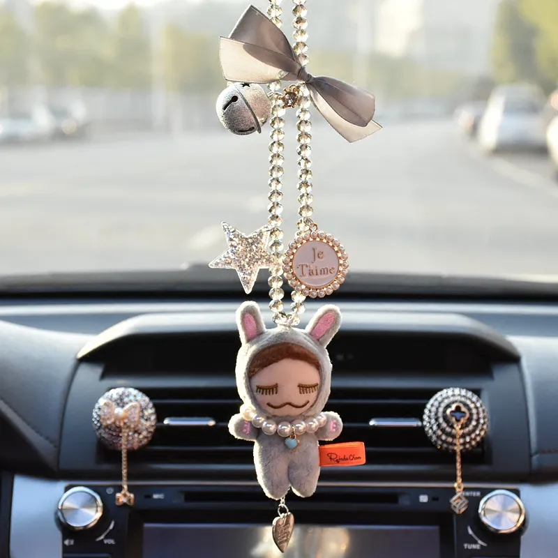 Ciondolo auto creativo carino bambola ciondolo specchietto retrovisore ciondolo auto moda piccola decorazione d'interni auto fresca femminile