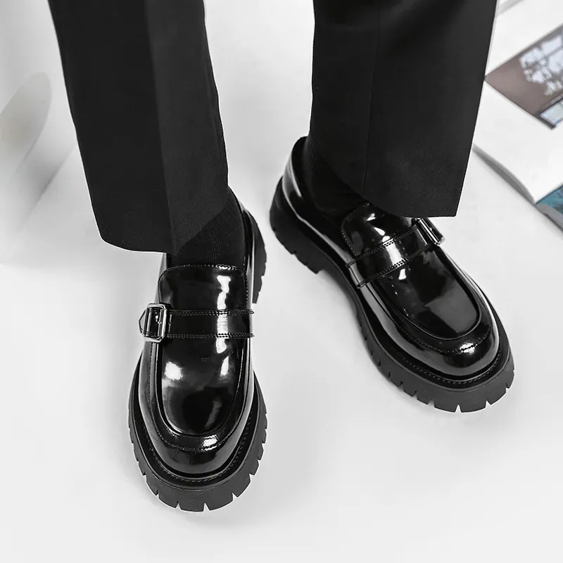 Scarpe da lavoro in pelle da uomo britanniche per il tempo libero nuove scarpe da uomo stringate scarpe da sposa abbigliamento formale da uomo scarpe