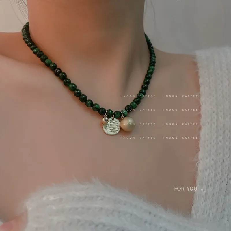 Nuova catena di clavicola di nicchia per il design della collana dell'industria pesante con perline di agata verde