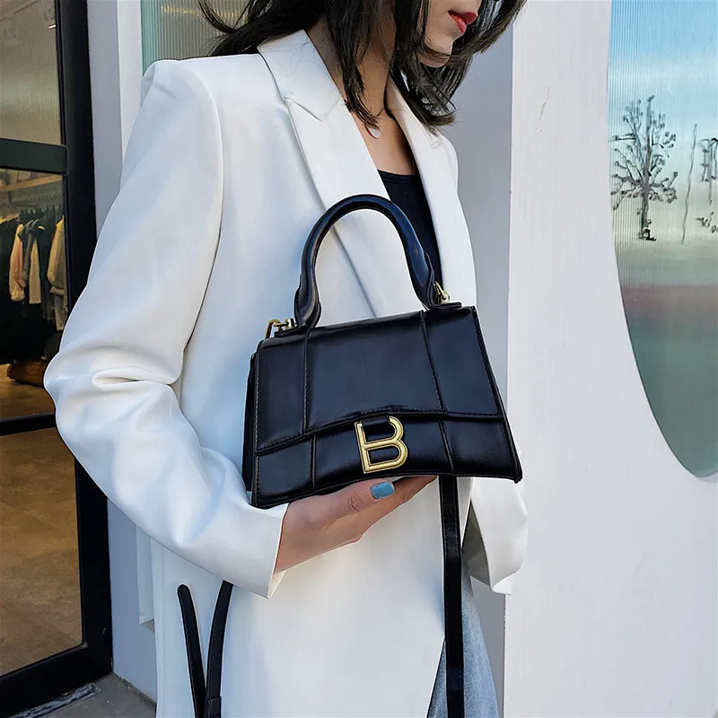Piccola borsa delicata e semplice nella primavera del 2021, una nuova versione coreana della borsa a mano, monospalla, ascellare, mezzaluna di moda i