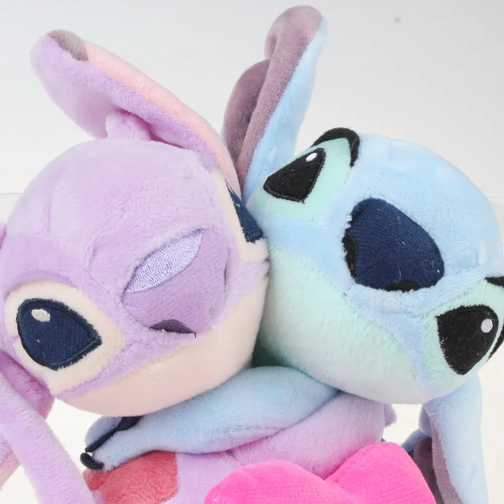 Nuovi giocattoli di peluche a spillo con amanti che abbracciano il cuore intorno al produttore di regali di compleanno per bambini con bambola a spil