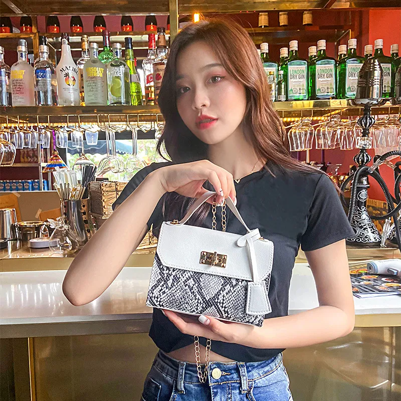 Borsa per cellulare portatile piccola borsa per il commercio estero Versione coreana 2021 borsa casual per donna colpita borsa a tracolla con ciondol