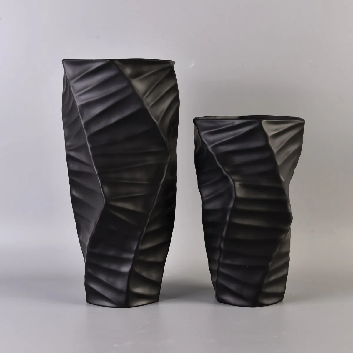 Vendita calda transfrontaliera Moderno e minimalista modello foglia polilinea vaso in bianco e nero albero resina spina grande fiore vaso modello cam