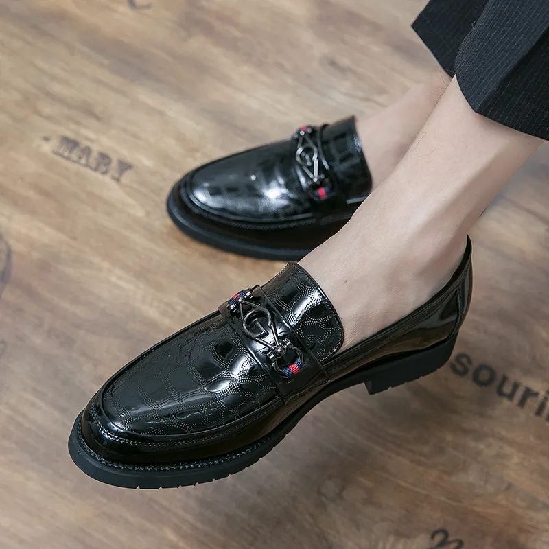 Fibbia in metallo Stile britannico scarpe a punta in pelle business casual in pelle scarpe da uomo formali classico semplice set piede passerella bar